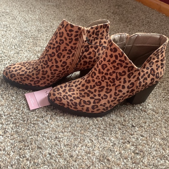 Serra leopard print side cut booties comes with box - Picture 2 of 6